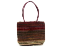 Tapestry shoulder bag. Top zipper closing.