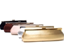 Metal frame solid color satin evening bag. It has shoulder chain.