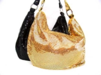 Metal mesh shoulder bag. Top zipper closing. It has single handle.