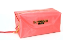 Nylon cosmetic bag. Top zipper closing.