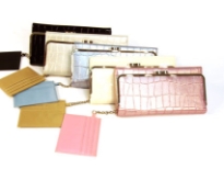 Metallic croco embossed Tri-fold Ladies Wallet has a metallic frame and a twist lock closure. Made of PU (polyurethane)