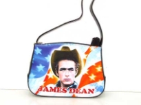James Dean shoulder bag with zipper closure. Made with polyurethane and single strap. 